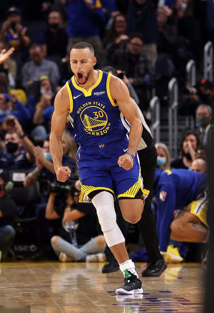 金州勇士迎英超关键赛,训练课后外线爆发,引发热议,数据层面出现新趋势 金州勇士迎英超关键赛,训练课后外线爆发,引发热议,数据层面出现新趋势