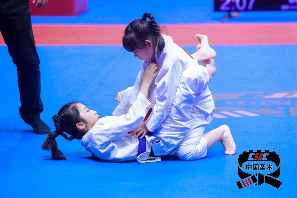 柔道邀请赛上演强强对话，漠南霹雳队大胜剑门天虎队，战术调整见效；更衣室氛围正向(漠南传奇实景马术演出简介)